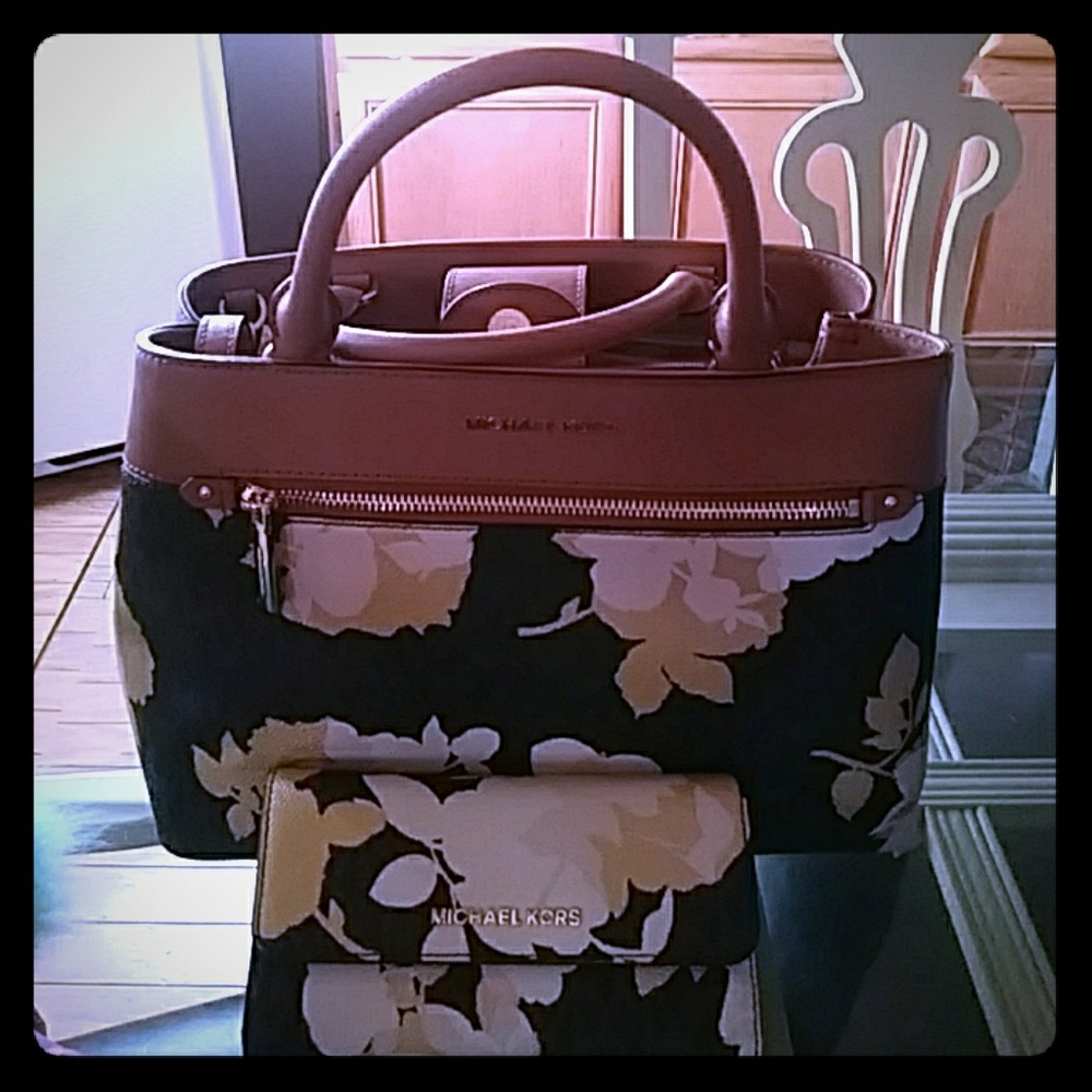 Michael kors purs with wallet